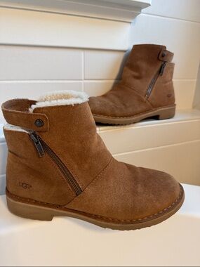 Ugg Boots Rella Chestnut Suede Shearling Lined Ankle Short
Booties Snap Strap 8